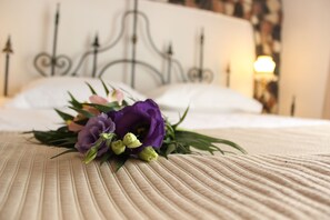 Standard Double Room | Minibar, in-room safe, blackout drapes, soundproofing - Hunter Prince Castle Hotel (Turda)