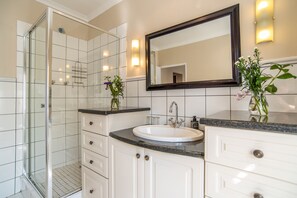 Standardzimmer | Badezimmer | Kostenlose Toilettenartikel, Haartrockner, Handtücher