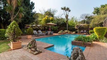 Piscina all'aperto, lettini