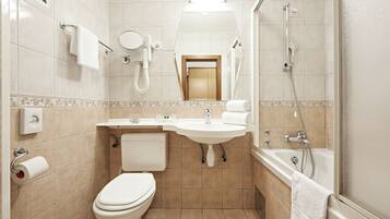 Un baño con inodoro, lavabo y bañera.