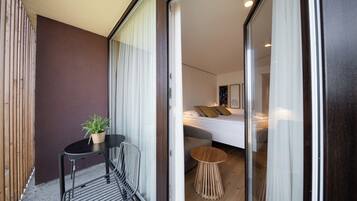 Minibar, in-room safe