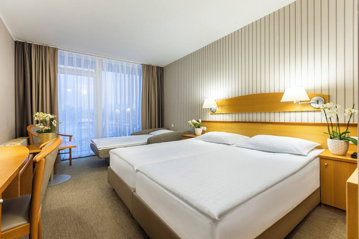 Minibar, in-room safe