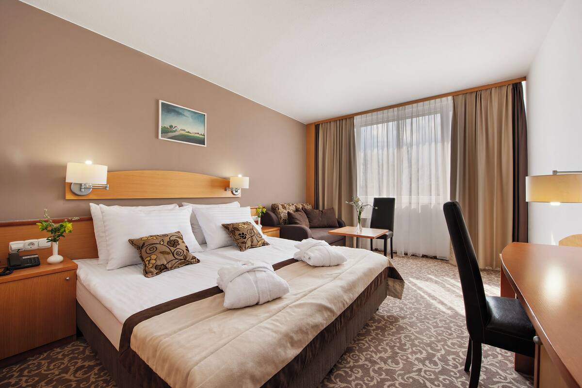 Minibar, in-room safe