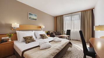 Minibar og safe på rommet