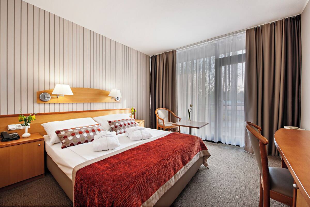 Minibar, in-room safe