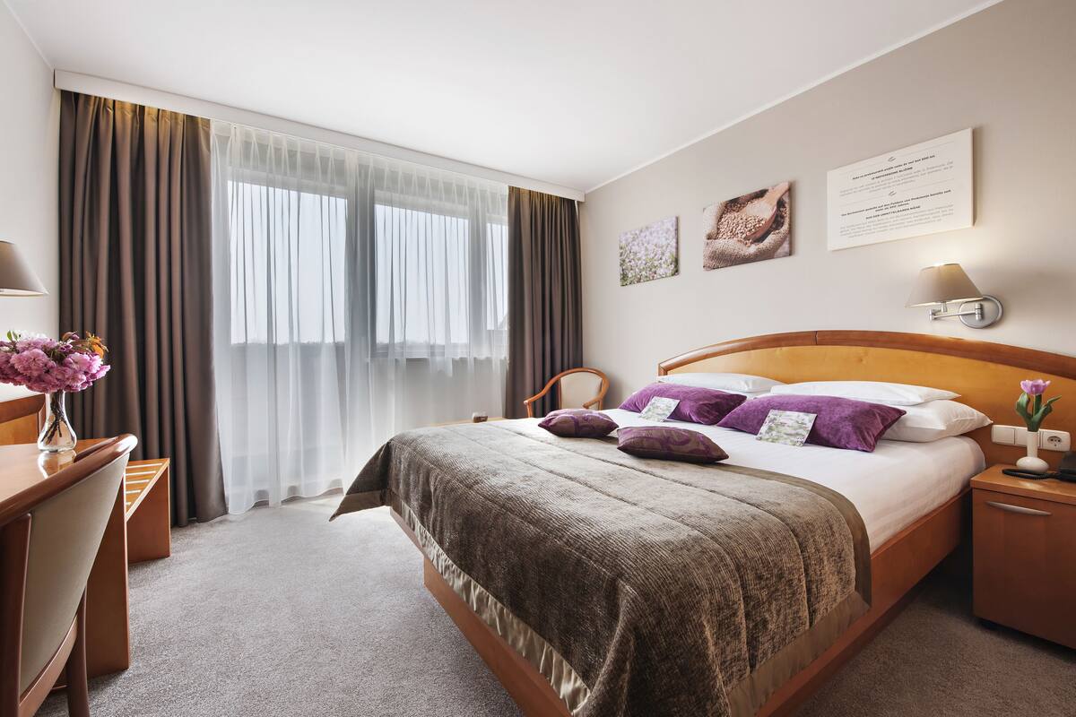 Een minibar, een kluis op de kamer, een bureau, gratis wifi