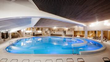 Hồ bơi trong nhà, hồ bơi ngoài trời, ghế dài tắm nắng