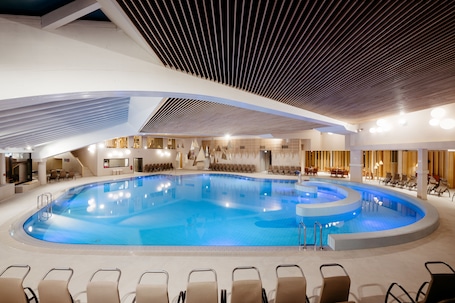 Una piscina techada, una piscina al aire libre. Hotel Ajda - Sava Hotels & Resorts