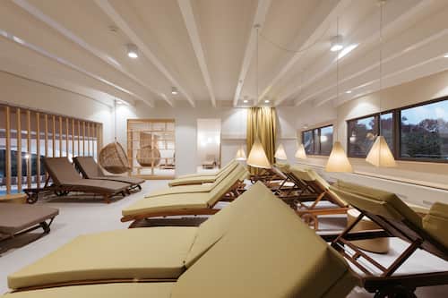Een sauna, lichaamsbehandelingen, aromatherapie, hotstone-massages