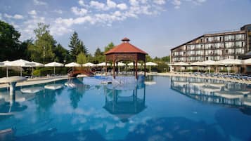 Piscine couverte, piscine extérieure, chaises longues