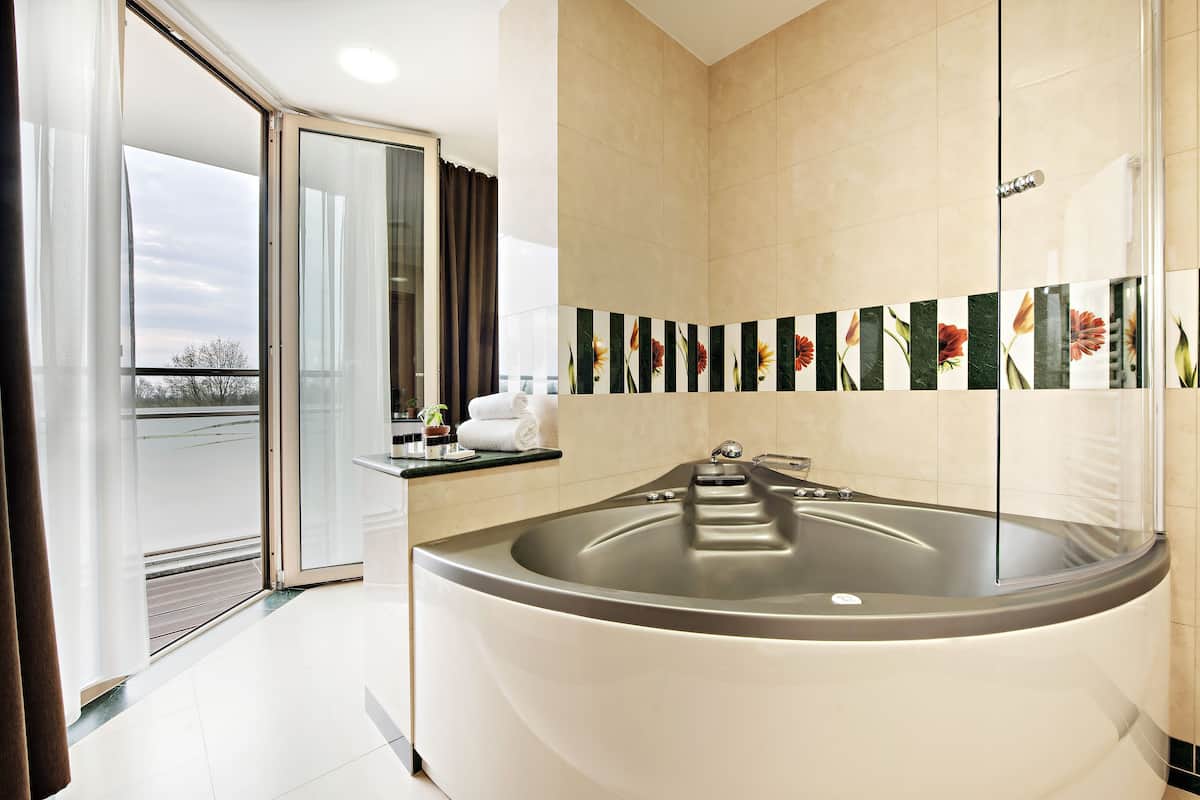 deep-soaking bathtub