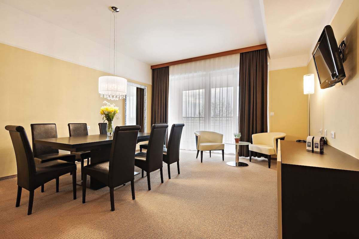 Presidential Suite, Balcony, Park View | In-room dining