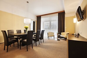 Presidential Suite, Balcony, Park View | In-room dining