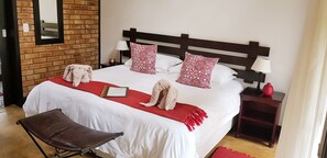 Ropa de cama de alta calidad y caja de seguridad en la habitación 