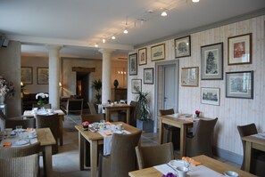 Daily continental breakfast (EUR 14 per person) - Château des Arpentis (Saint-Regle)