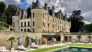 A large, historic building with a swimming pool in front. - Château des Arpentis (Saint-Regle)