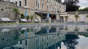 Sæsonbestemt udendørs pool, parasoller, liggestole