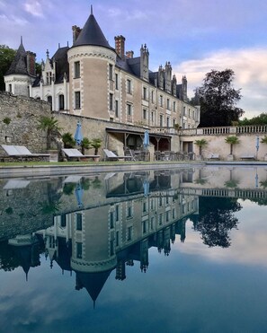 Seasonal outdoor pool, pool umbrellas, pool loungers - Château des Arpentis (Saint-Regle)