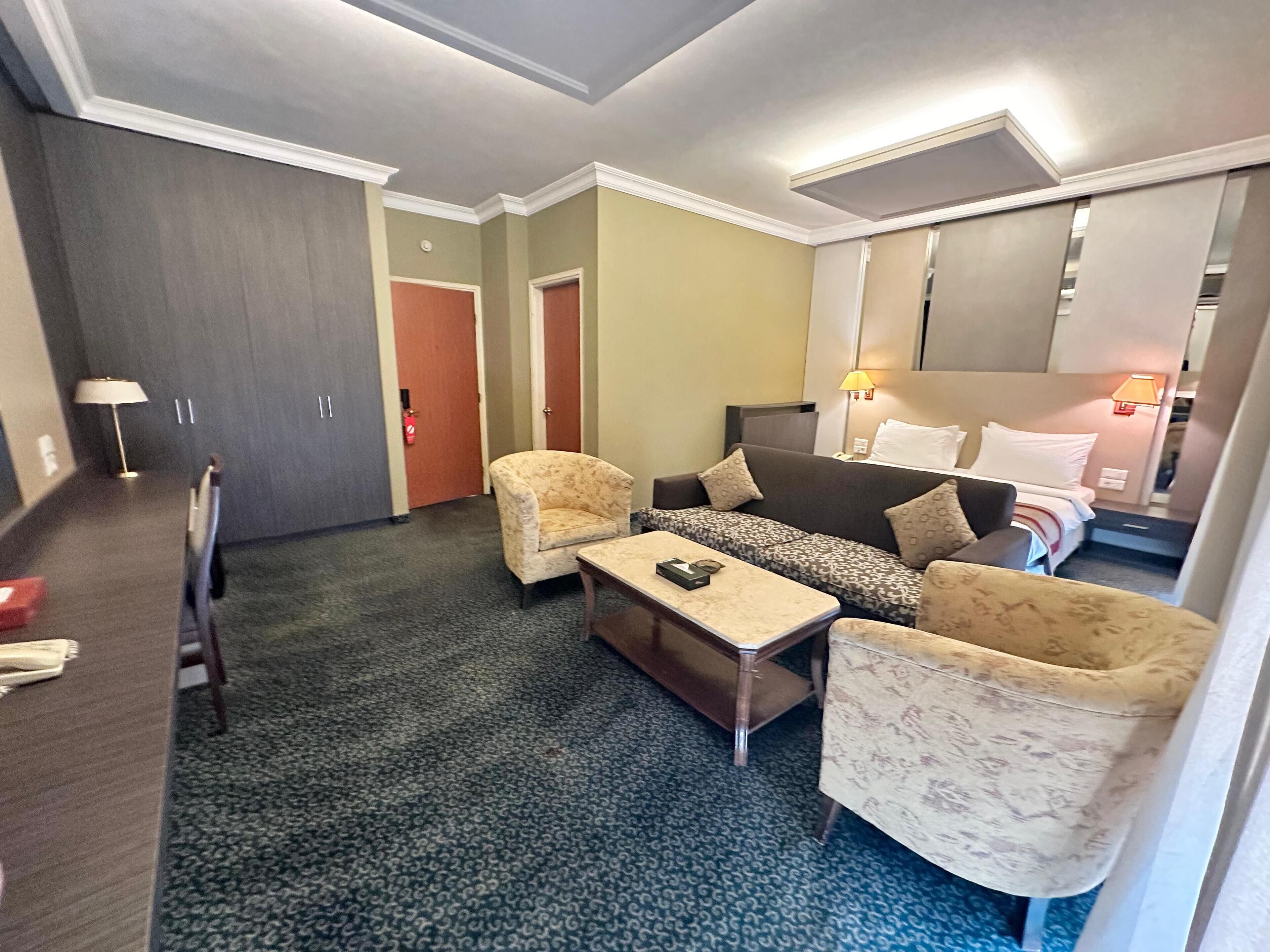 standard double room | hypo-allergenic bedding, minibar, in-room safe, desk