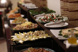 Una mesa de buffet con diversos platos.