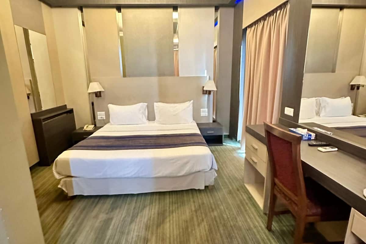 standard single room | hypo-allergenic bedding, minibar, in-room safe, desk