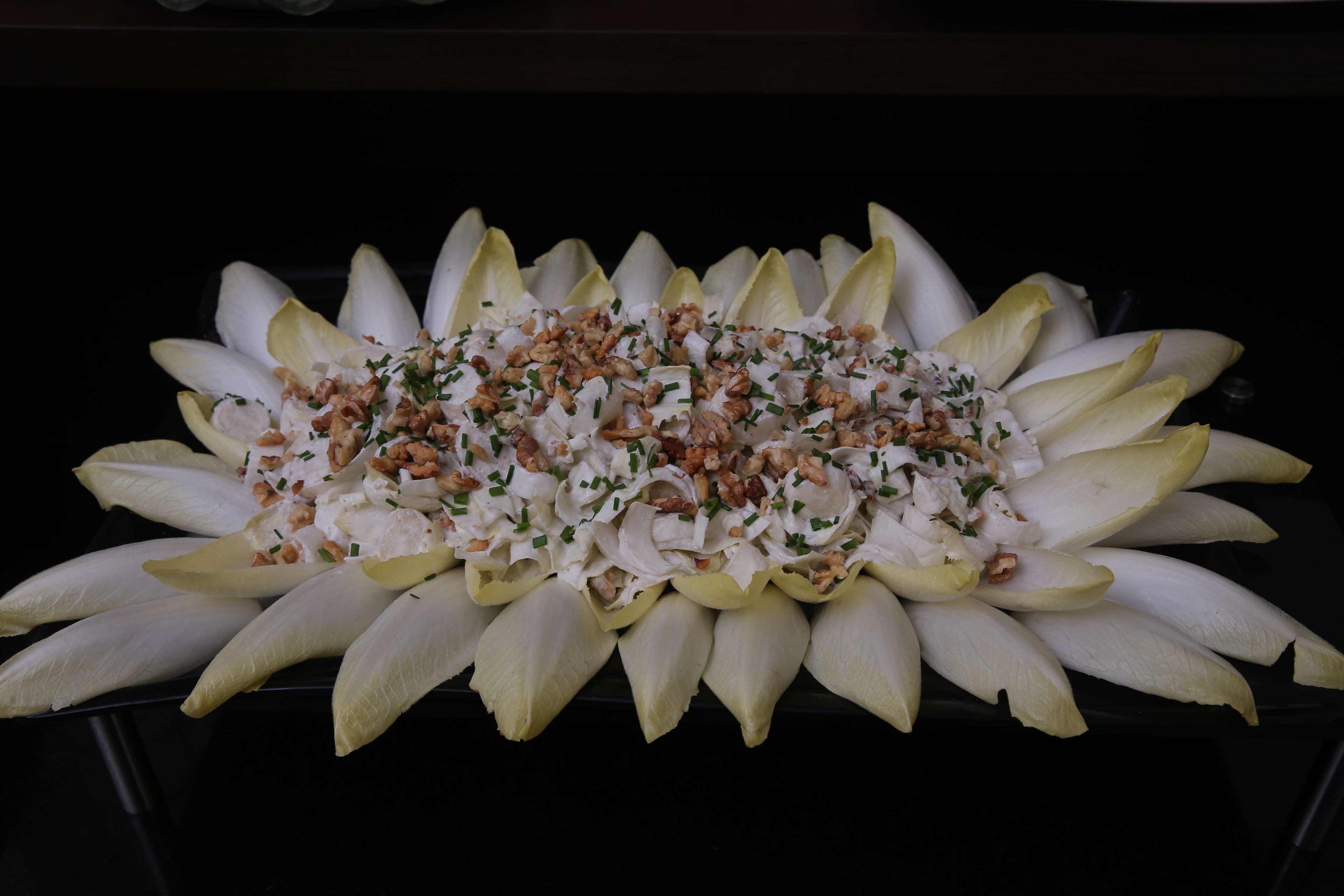 Un arreglo decorativo de flores blancas, nueces y hierbas.