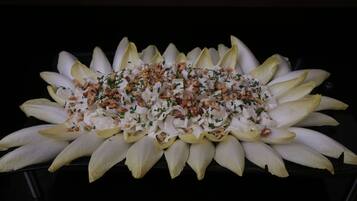Un arreglo decorativo de flores blancas, nueces y hierbas.