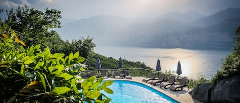 Ulkouima-allas avoinna 9.30–19.30, aurinkovarjoja, aurinkotuoleja