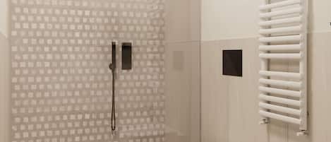Un baño moderno con ducha, inodoro y lavabo.