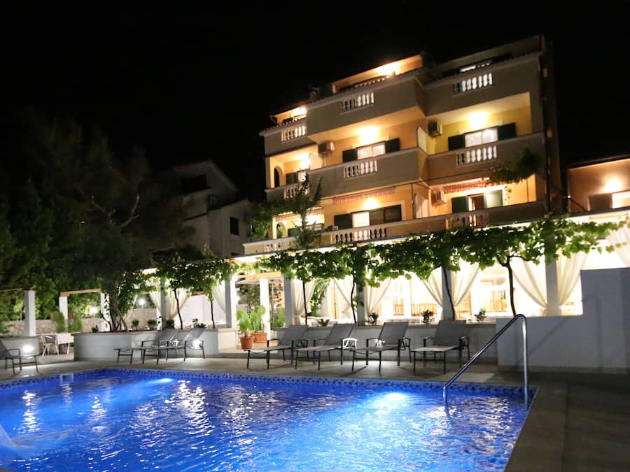 Mặt tiền nơi lưu trú - ban đêm