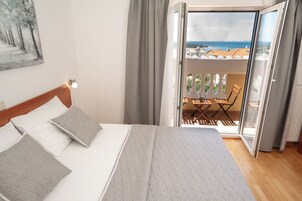 Cubrecamas, minibar, caja de seguridad en la habitación y escritorio