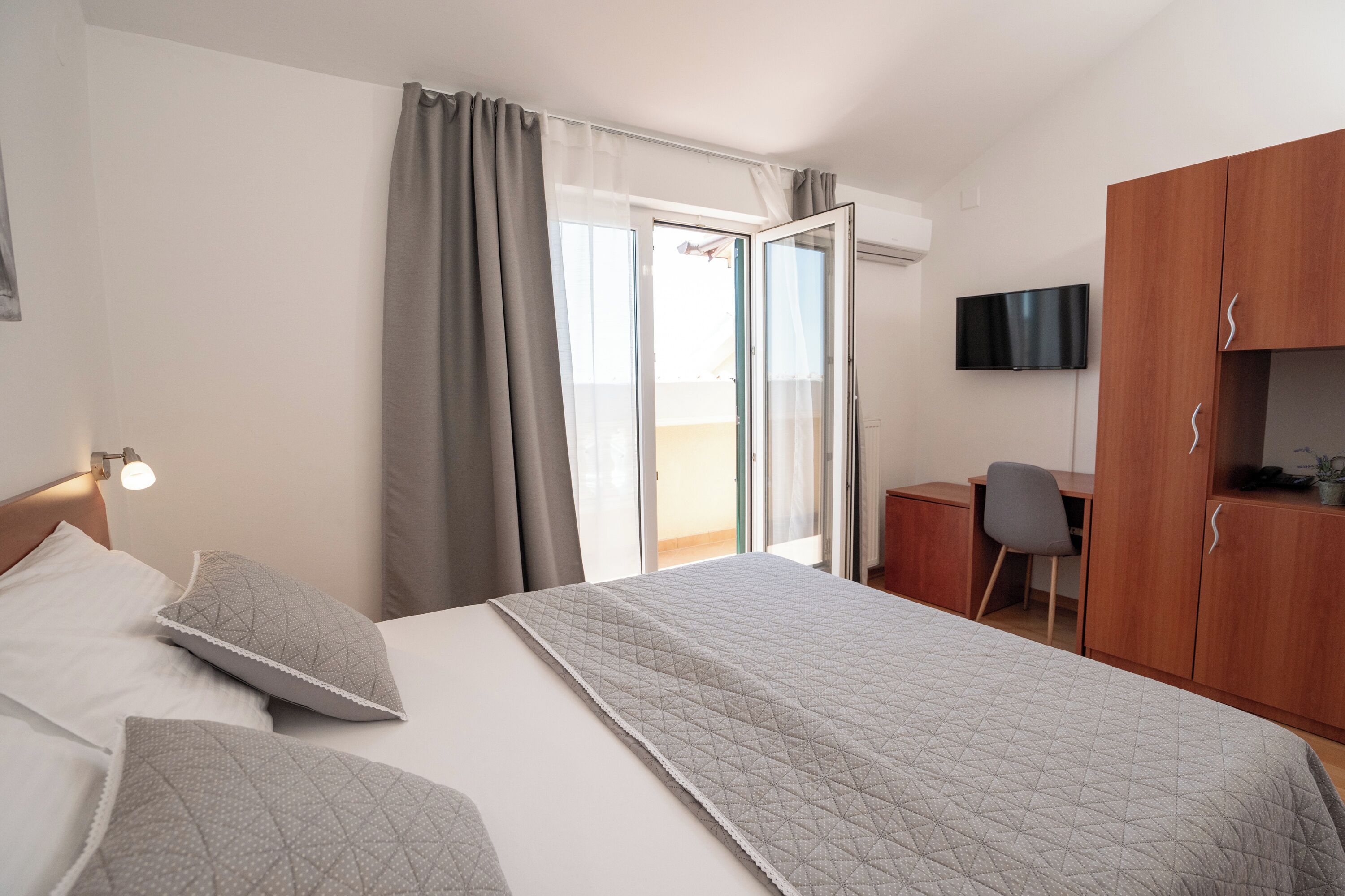 standard double room, balcony | 1 bedroom, down duvets, minibar, in-room safe
