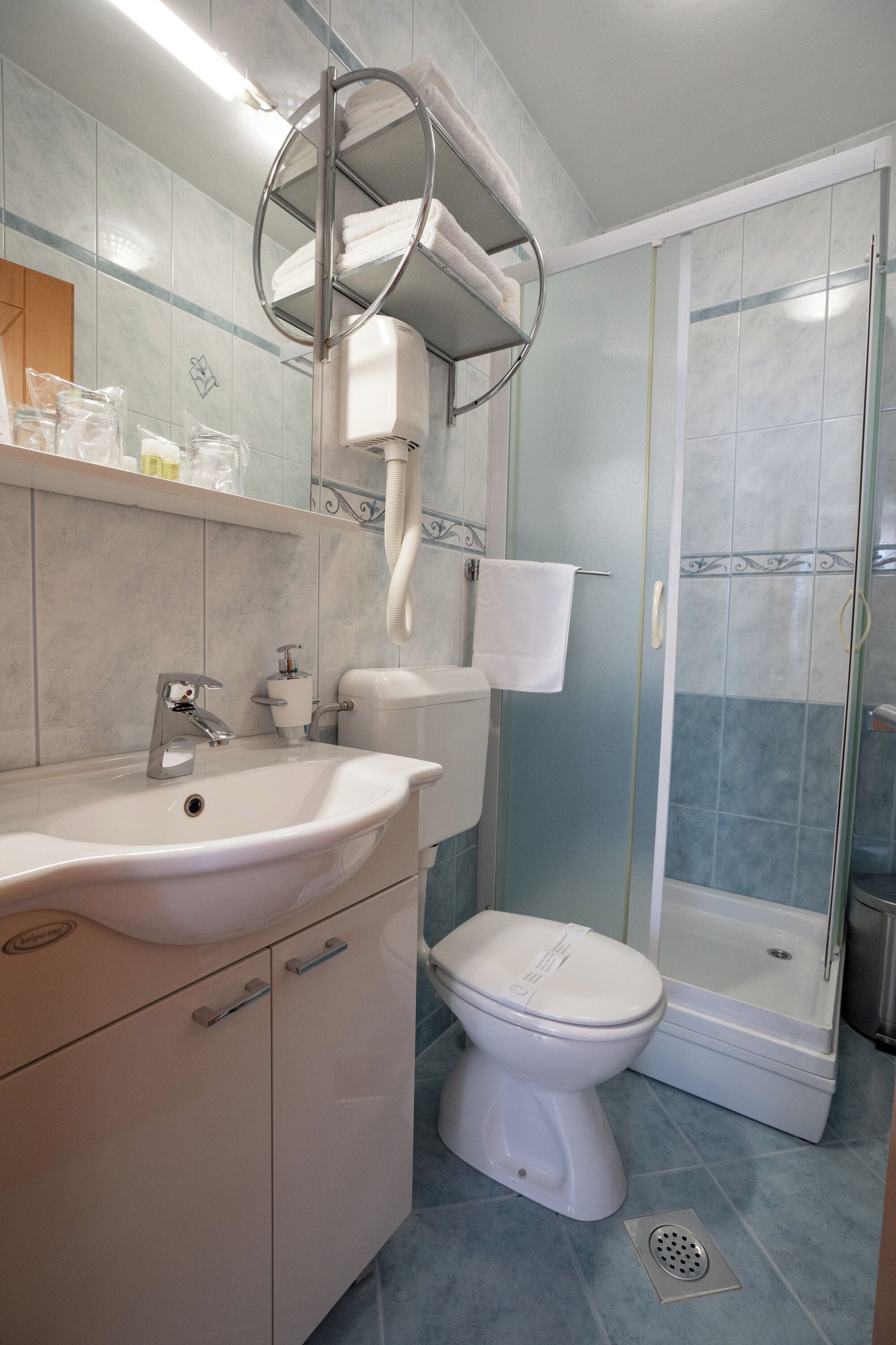 standard double room | bathroom | shower, free toiletries, hair dryer, slippers