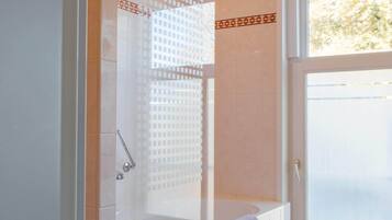 吹風機、浴袍、毛巾、肥皂