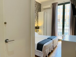 Twin Room, Private Bathroom | Bathroom