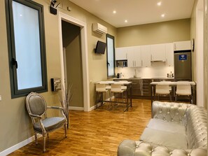 Full-sized fridge, microwave, stovetop, toaster - Super Balmes Guest House (Barcelona)