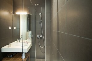 Dusj, regndusjhode, hårføner og håndklær
