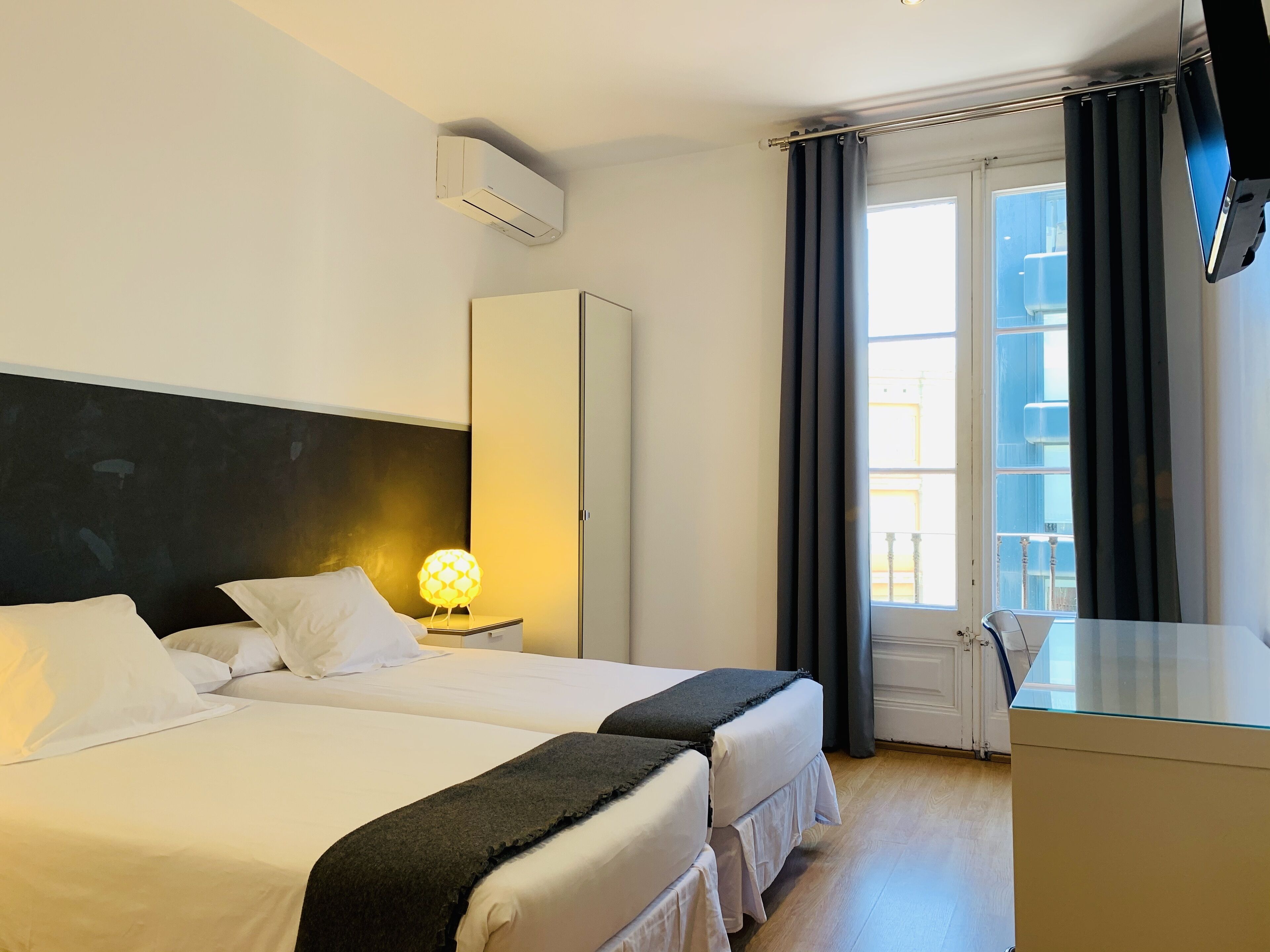 Photo - Super Balmes Guest House