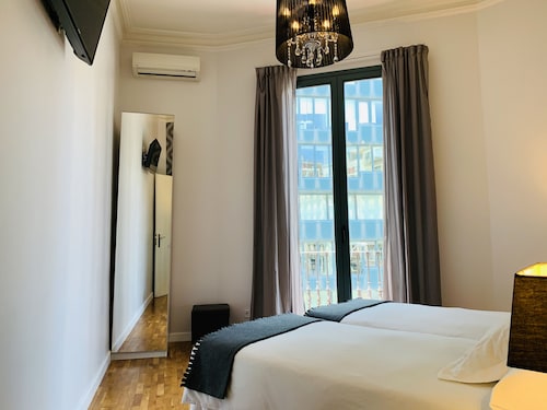 Super Balmes Guest House