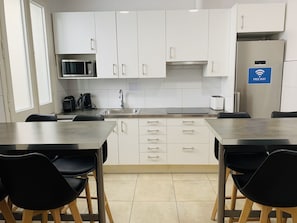 Full-size fridge, microwave, stovetop, toaster - Super Balmes Guest House (Barcelona)