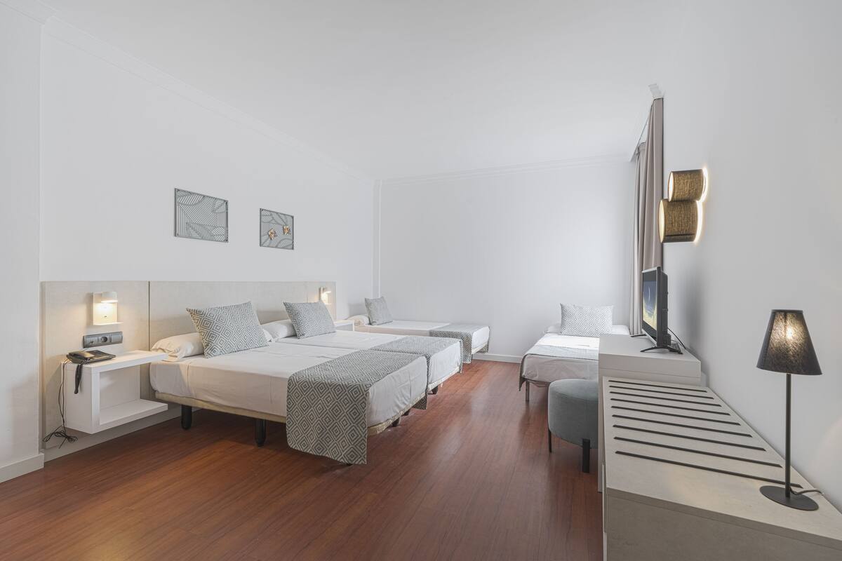 Bàn, màn/rèm cản sáng, giường gấp/giường phụ (phụ phí)