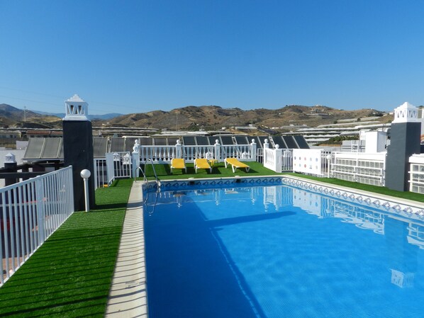 Hồ bơi ngoài trời phục vụ theo mùa, dù/ô trên bãi bi��ển/hồ bơi 