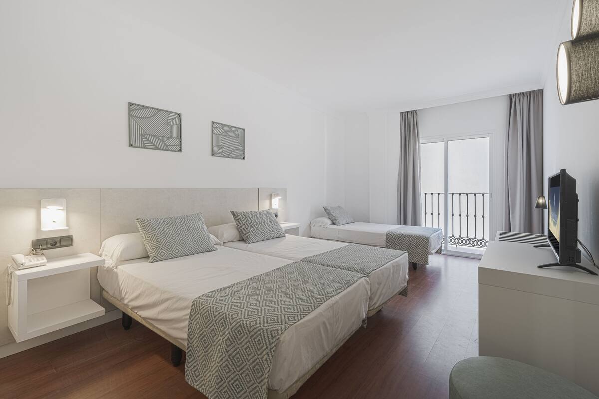 Bàn, màn/rèm cản sáng, giường gấp/giường phụ (phụ phí)