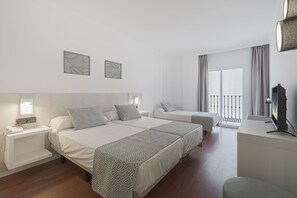 Bàn, màn/rèm cản sáng, giường gấp/giường phụ (phụ phí) 