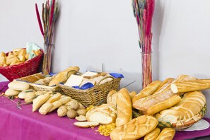 Bữa sáng buffet hàng ngày (10 EUR/mỗi người) 