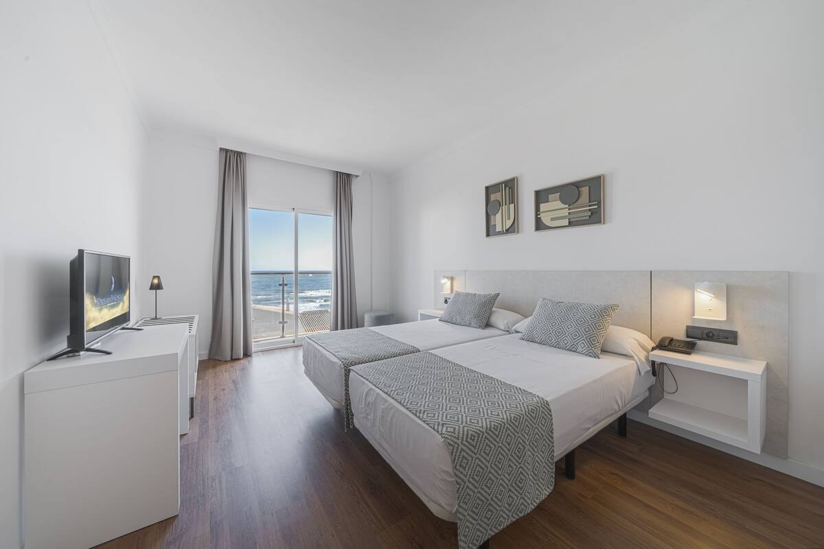 Phòng đôi, quang cảnh biển | Bàn, màn/rèm cản sáng, giường gấp/giường phụ (phụ phí)