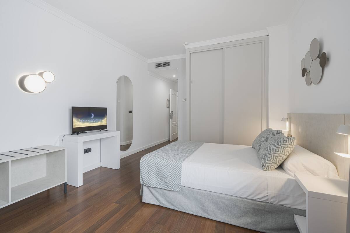 Bàn, màn/rèm cản sáng, giường gấp/giường phụ (phụ phí)