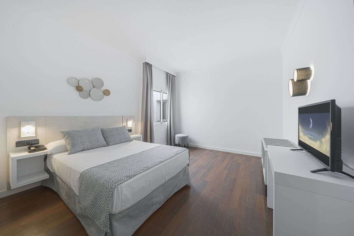 Bàn, màn/rèm cản sáng, giường gấp/giường phụ (phụ phí)