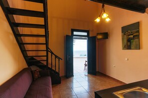 Estudio, vistas al mar | Caja fuerte, tabla de planchar con plancha, wifi gratis y ropa de cama