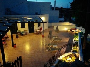 Outdoor dining - Little Lindos Sea View Studios (Rhodes)